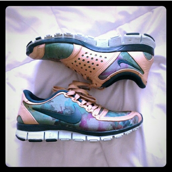 nike free run floral